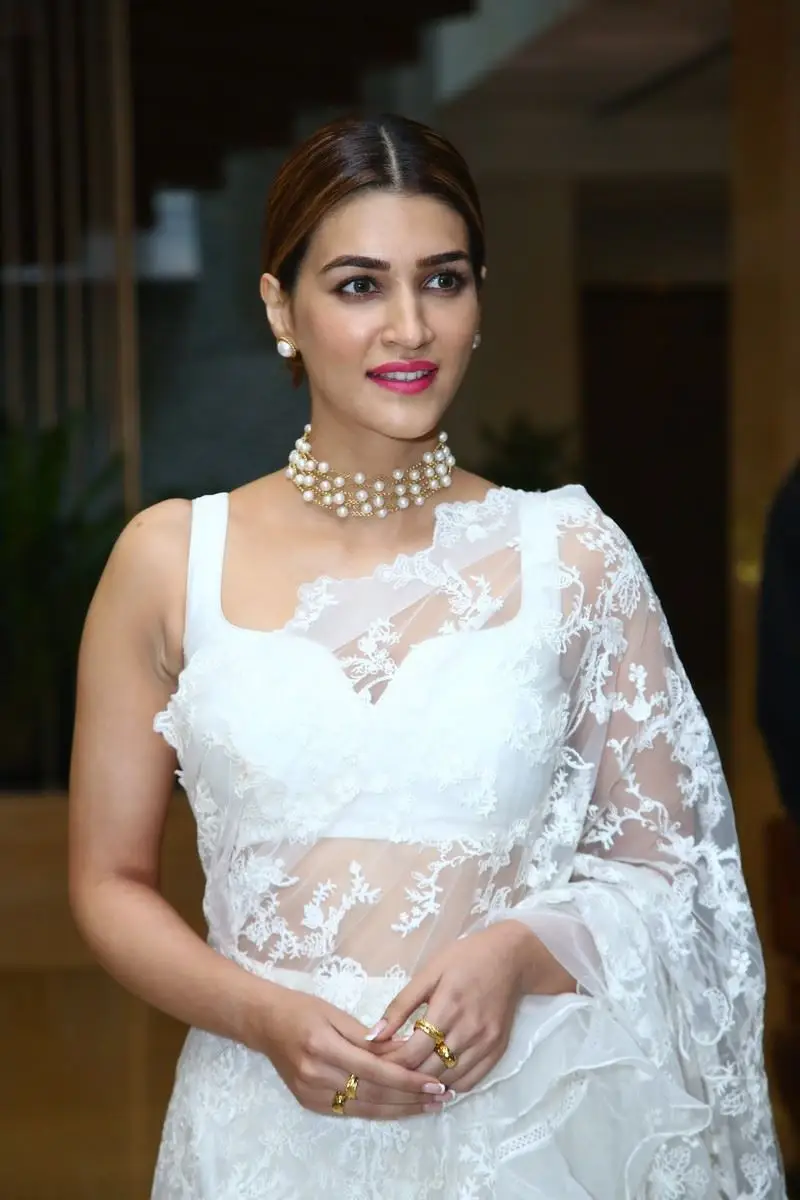 Kriti Sanon Charming Stills In White Saree Sleeveless Blouse